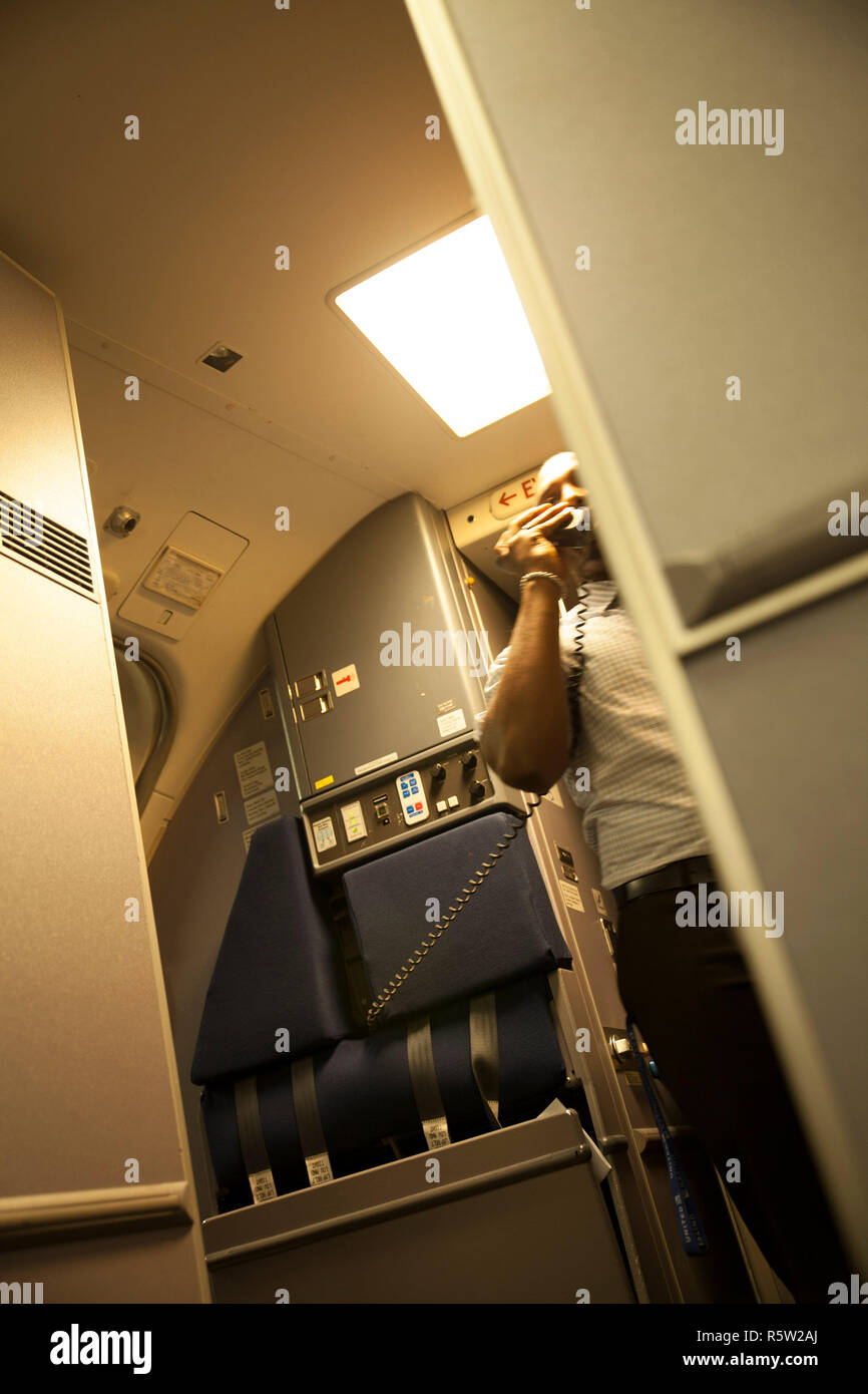 Im Inneren des Flugzeug mit Cockpit Tür öffnen vor dem Abflug. Stockfoto