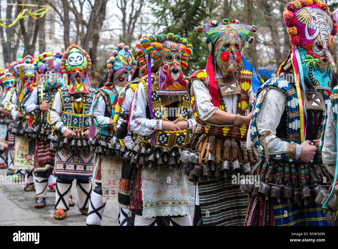 Die Menschen in den traditionellen Karneval kuker Kostüme in Kukeri Festival kukerlandia Pasardschik, Bulgarien Stockfoto
