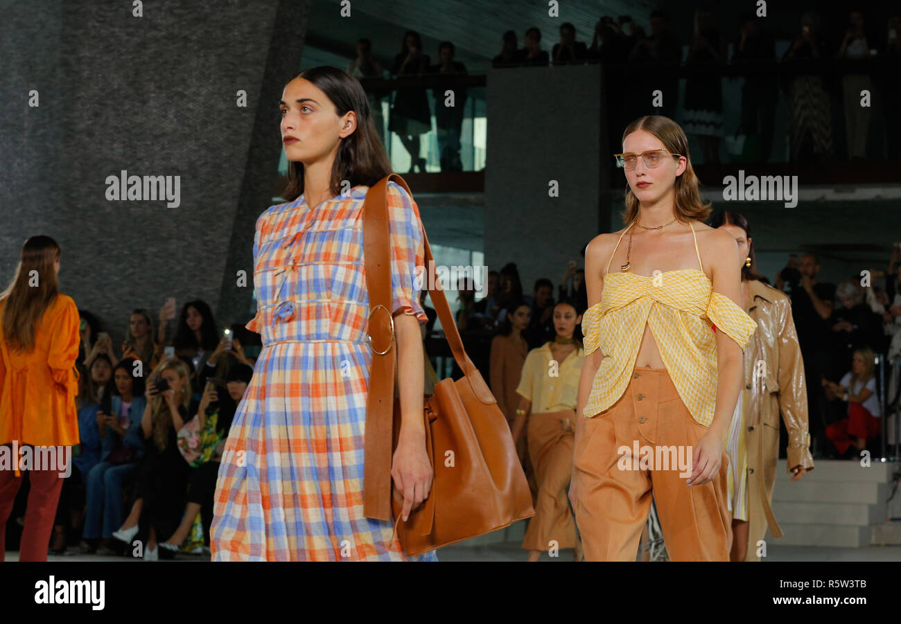 Fashion Catwalk Präsentation auf der London Fashion Week SS 19 Frühling Sommer 2019 durch Rejina Pyo Modelle an britische Mode Rat präsentiert. Stockfoto