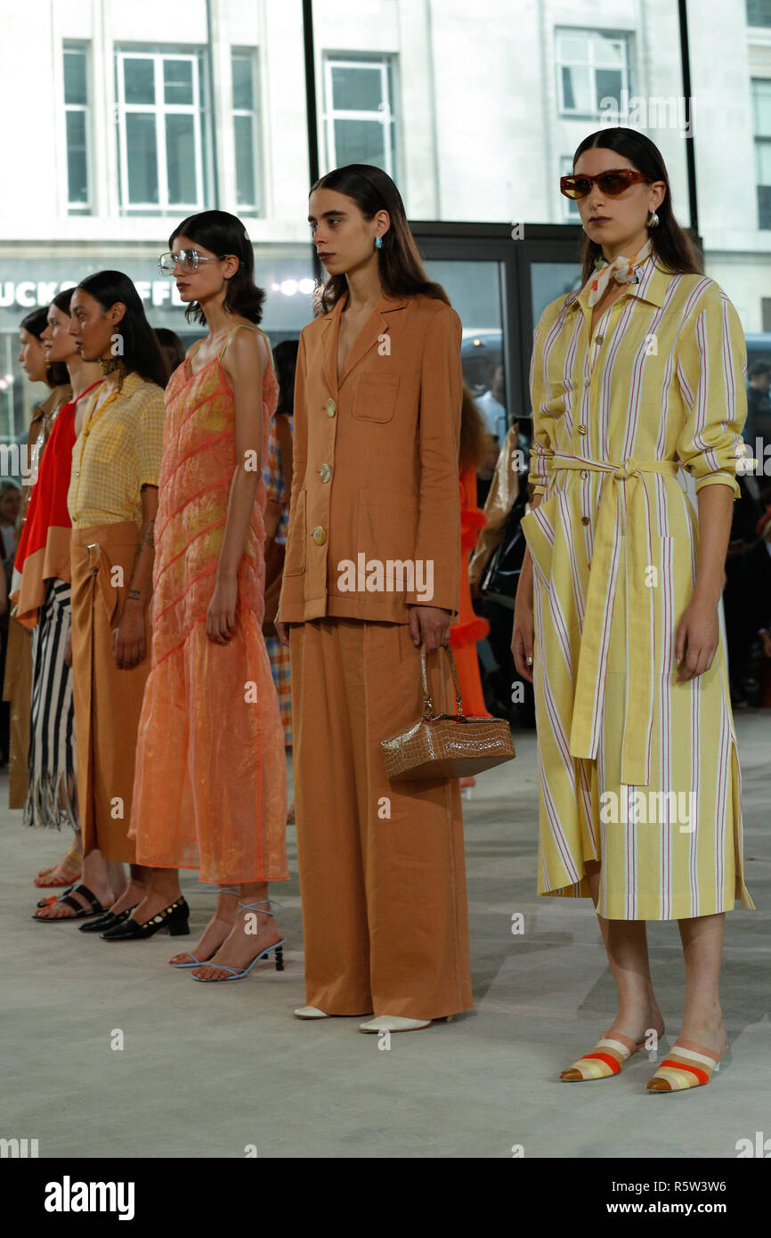 Fashion Catwalk Präsentation auf der London Fashion Week SS 19 Frühling Sommer 2019 durch Rejina Pyo Modelle an britische Mode Rat präsentiert. Stockfoto