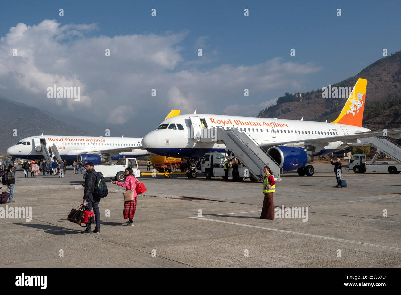Touristen an Bord von Flugzeugen auf der Start- und Landebahn am Flughafen Paro, Bhutan Stockfoto