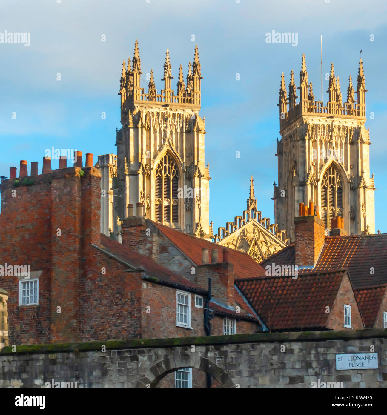 Türme von York Minster vor alten roten Dächer von St Leonards Hotel York Stockfoto