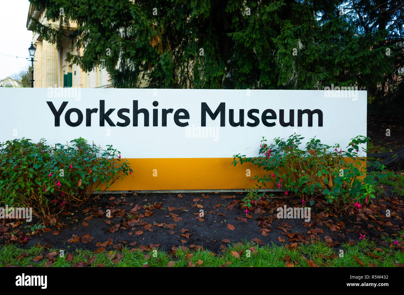 Ein Zeichen für die Yorkshire Museum im Museum Gardens York England Großbritannien Stockfoto