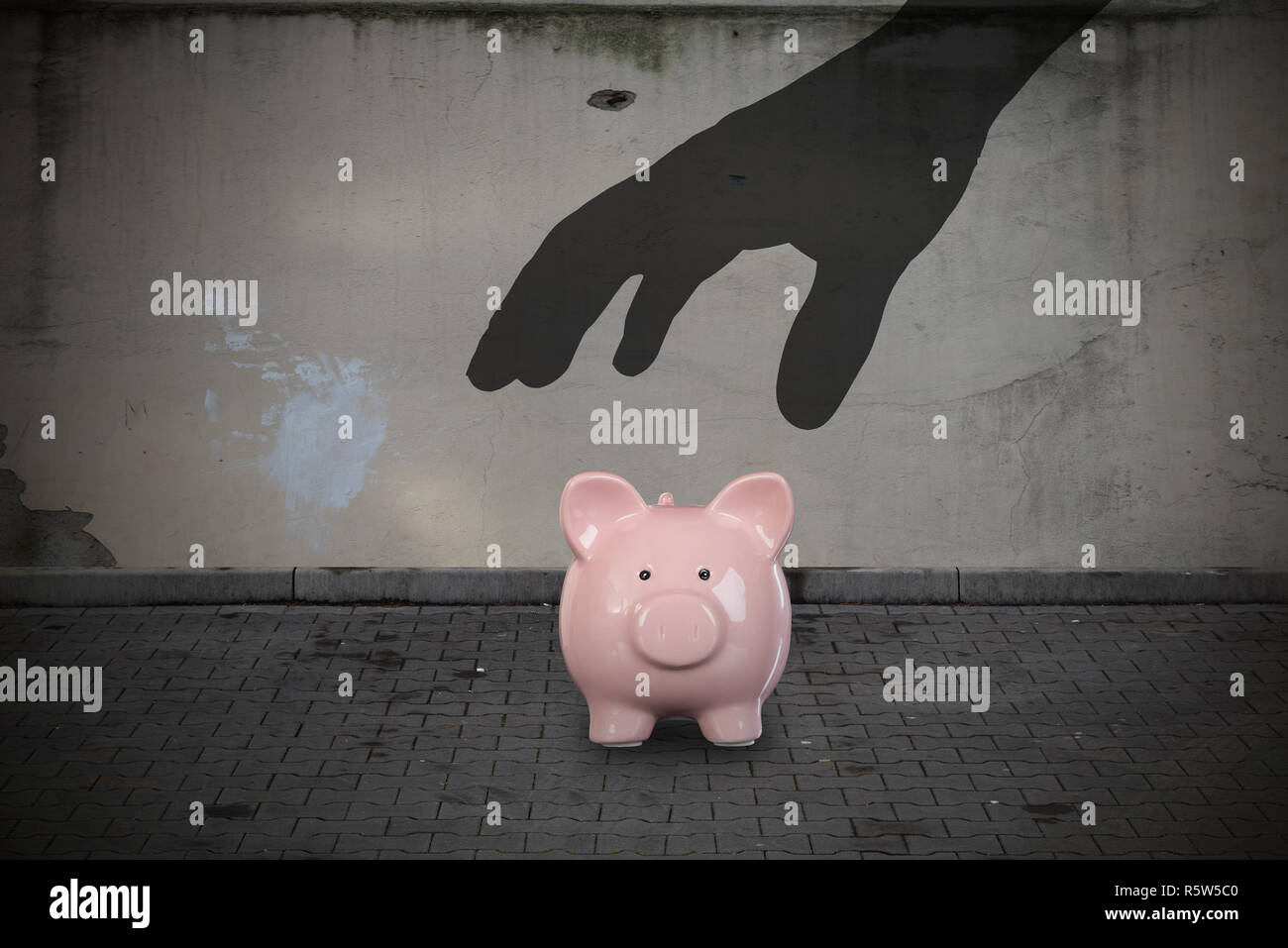 Geschäftsmann sparen Sparschwein aus Hämmern Stockfoto