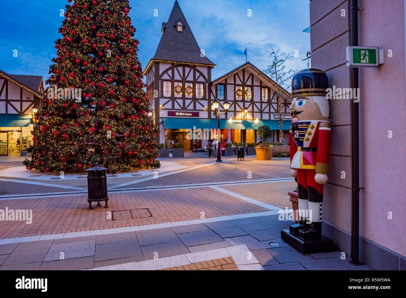 Weihnachtsbaum, McArthurGlen Designer Outlet Mall, Vancouver Airport, Sea Island, Richmond, British Columbia. Stockfoto