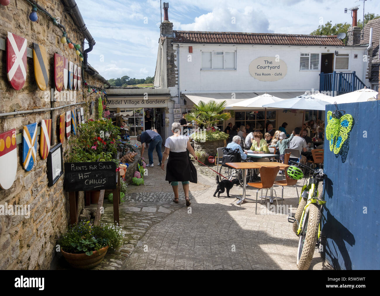 The Courtyard Cafe & Tearoom im Corfe Castle Model Village & Gardens in Corfe Castle, Isle of Purbeck, Dorset, England, Großbritannien Stockfoto