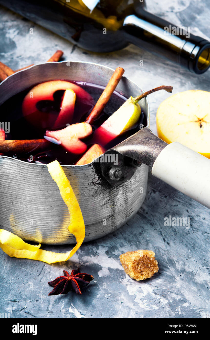 Traditionelle winter Alkohol trinken. Stockfoto
