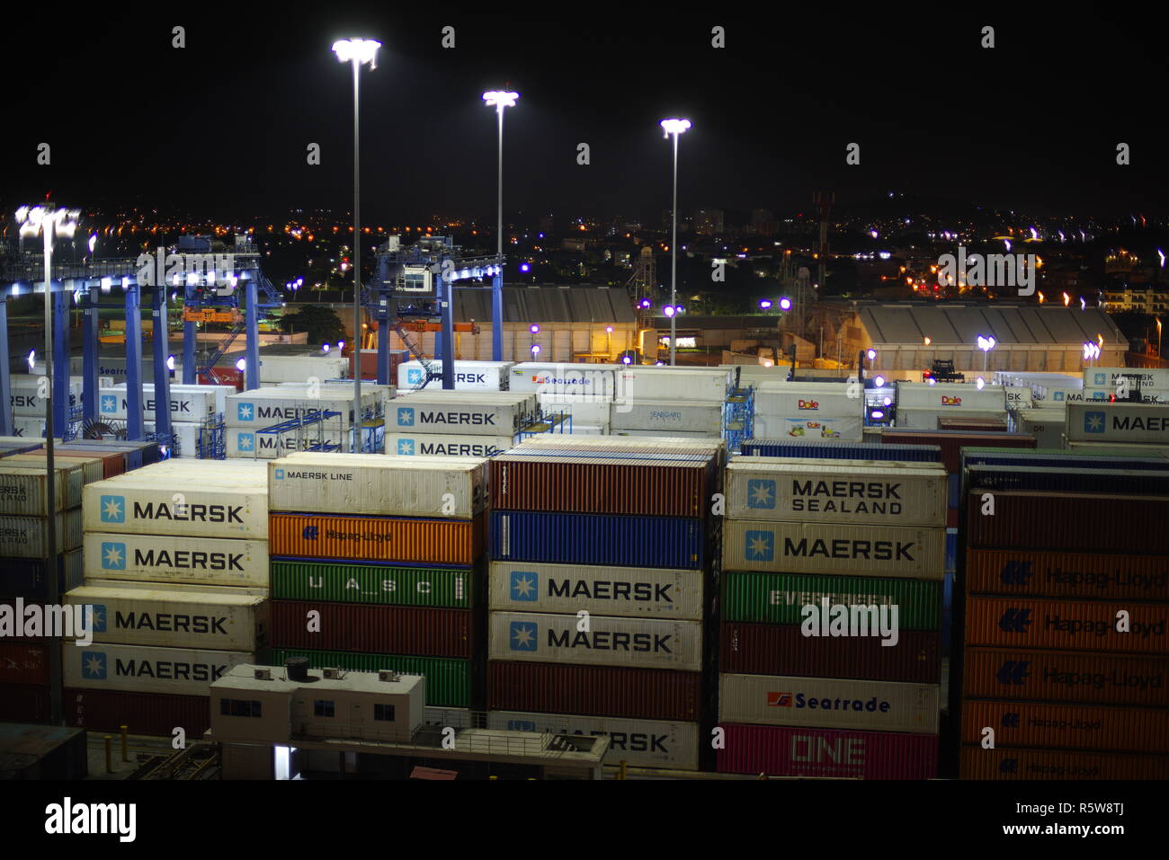 Container am Kai von Santa Marta Kolumbien bei Nacht Stockfoto