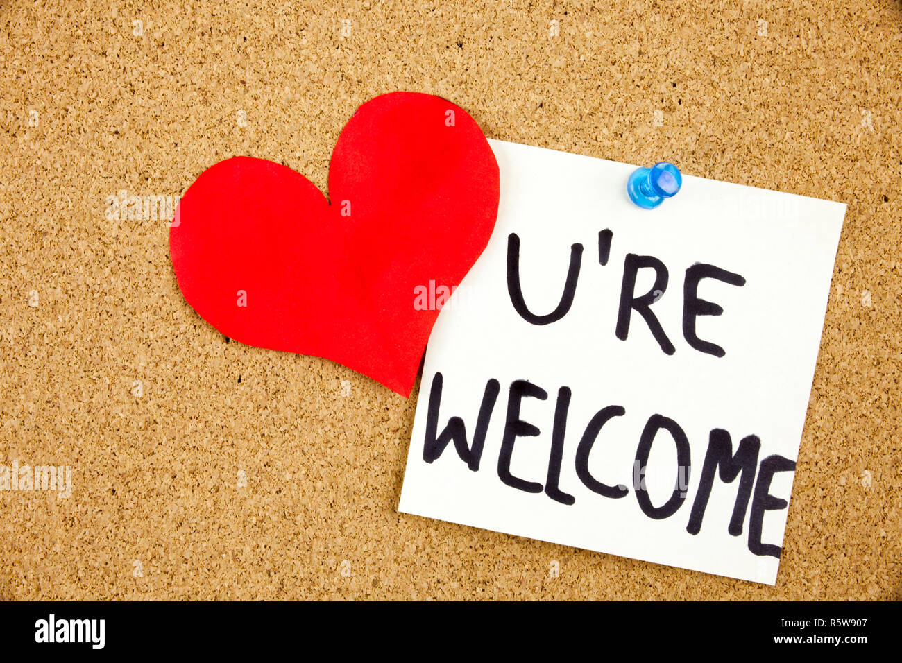 Sie sind Willkommen auf Haftnotiz auf Pinnwand mit rd Herzen festgesteckt geschrieben Stockfoto