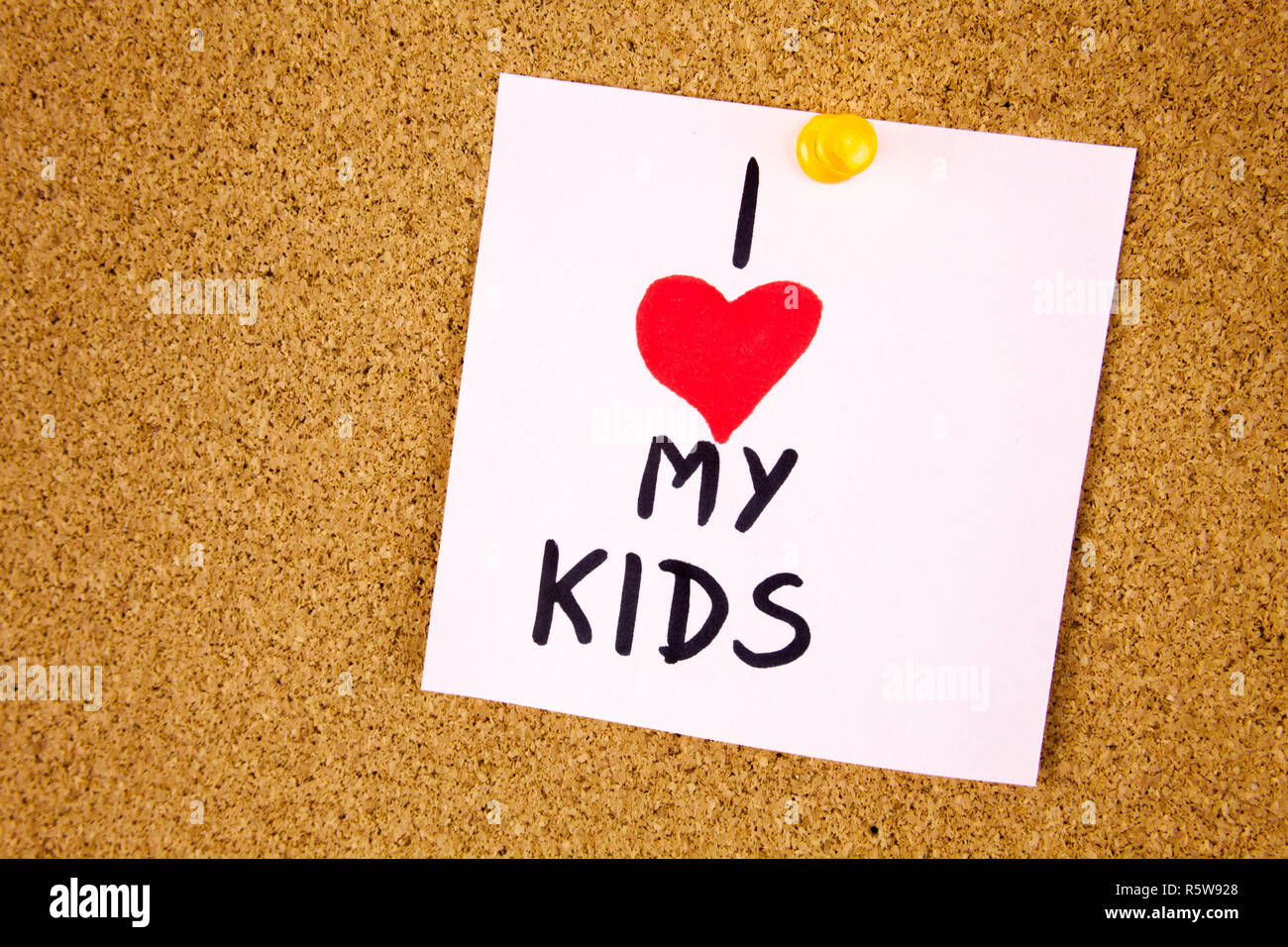 Ich Liebe Meine Kinder Konzept Mit Bunten Schreiben Auf Cork Board Hintergrund Stockfotografie Alamy