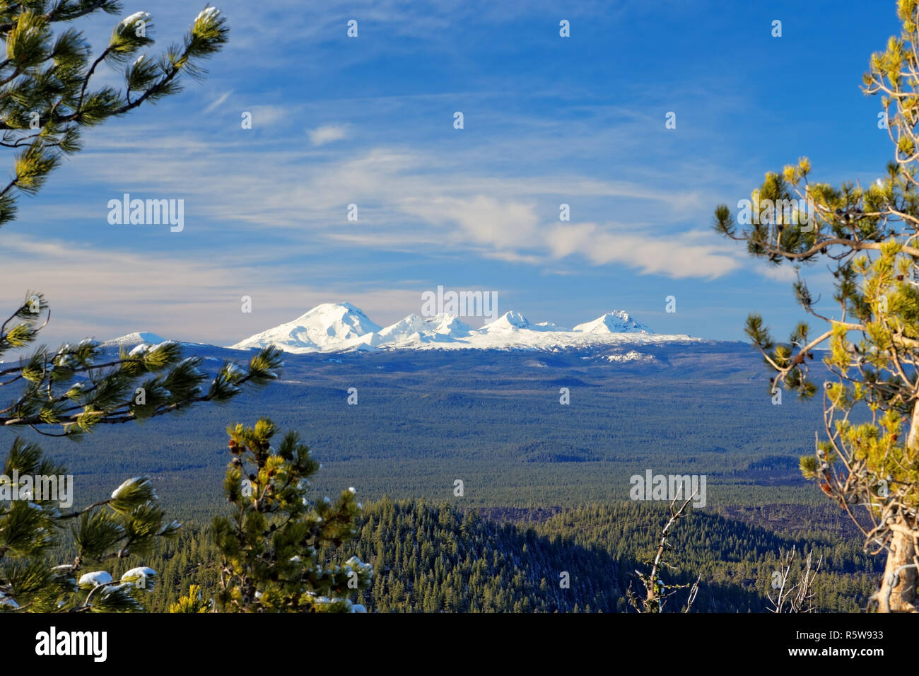 41,987.07154 verschneite Landschaft der Drei Schwestern (Berge & Broken Top Mt) in drei Schwestern Wilderness Area von Oregon, USA Stockfoto