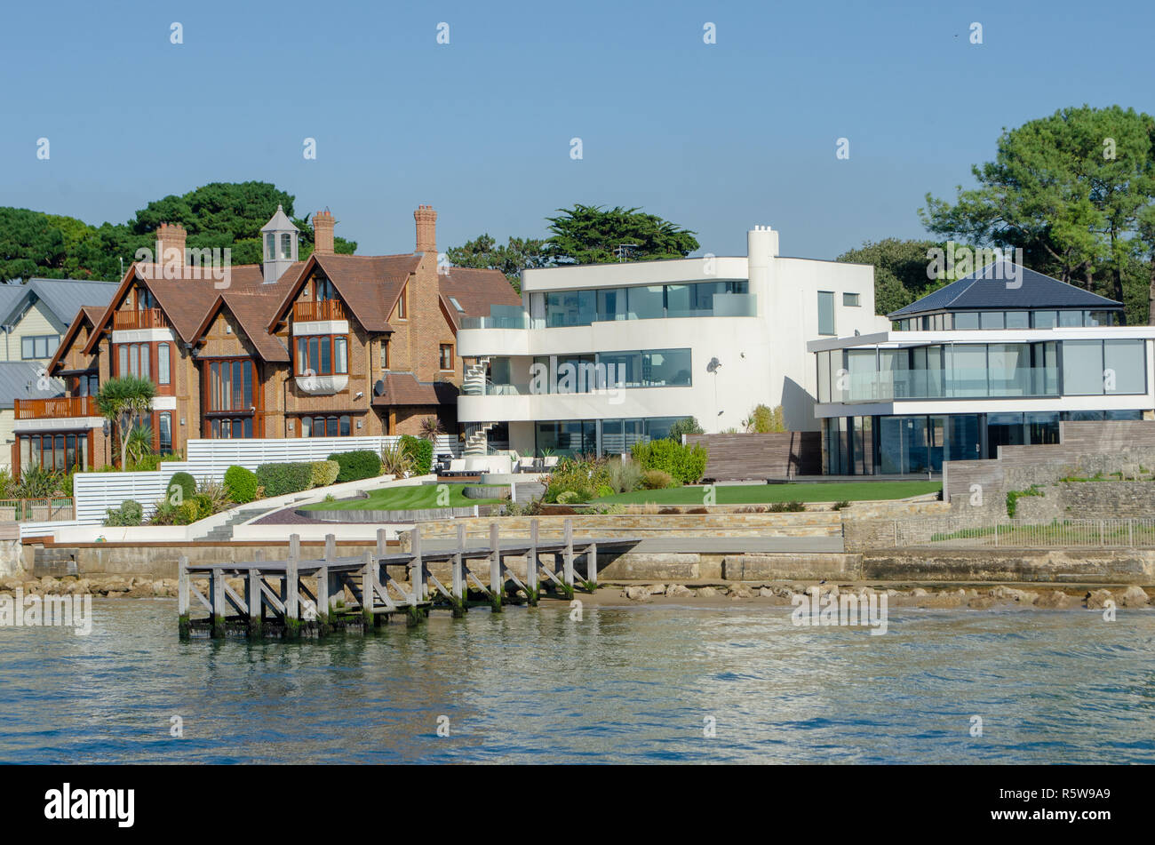 Poole Dorset Großbritannien - 20. Oktober 2018: Luxuriöses, modernes Haus an Sandbänken Poole Stockfoto