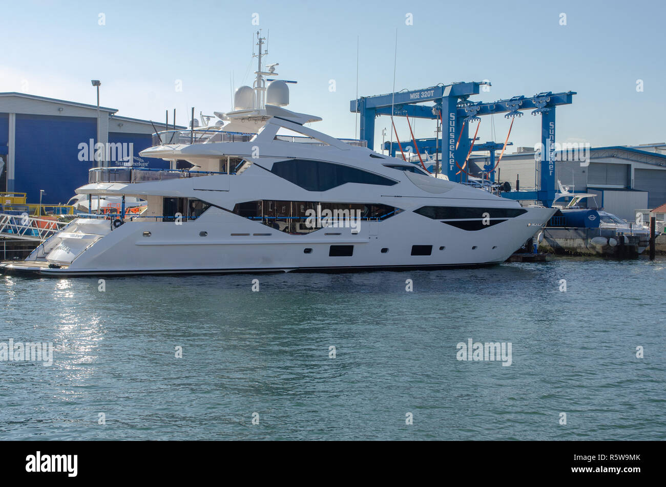 Poole Dorset Großbritannien - 20. Oktober 2018: Großer Luxus Sunseeker Yacht in Dock Poole Harbour montiert ist Stockfoto