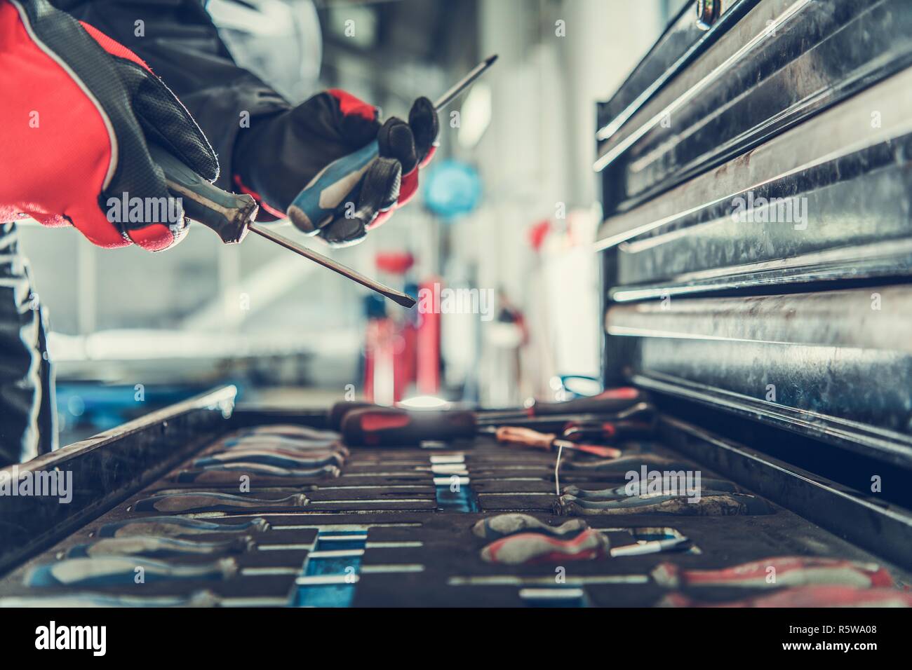 In der Garage Tool Box. Kfz-Mechaniker auf der Suche nach richtigen Werkzeuge für seine Arbeit. Stockfoto