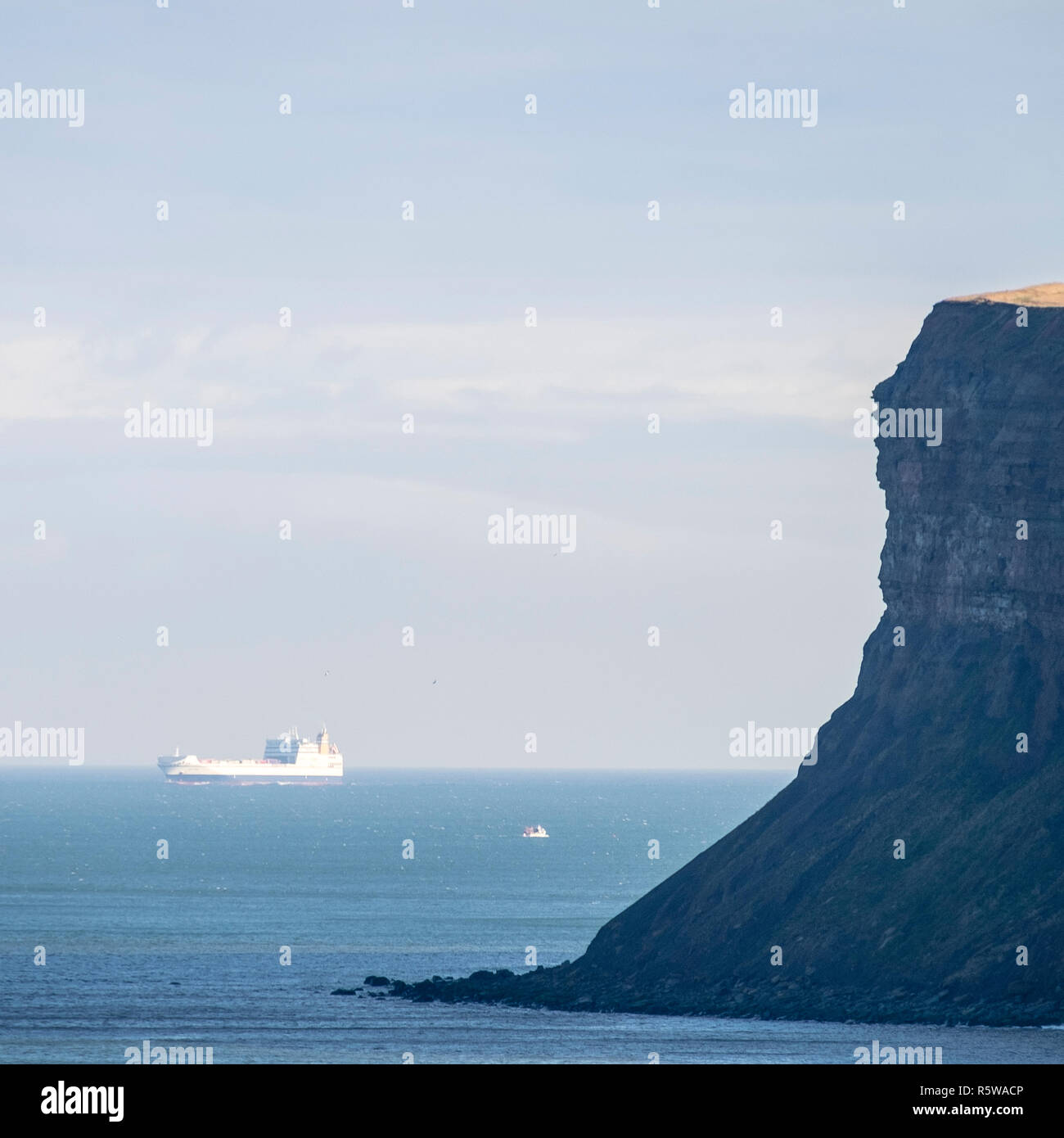 Fähre vorbei an Jagd Felsen in saltburn, Großbritannien Stockfoto