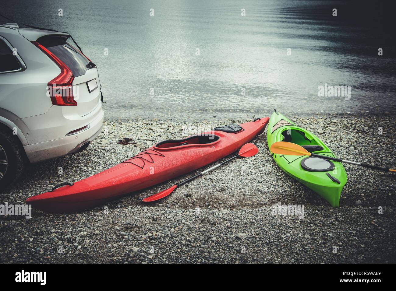 Sommer Kajak vor Ort und den felsigen Strand. Sport und Erholung Thema. Norwegen, Europa. Stockfoto