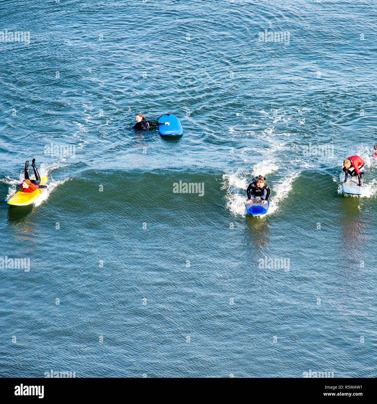 Surfer lernen zu surfen. Stockfoto