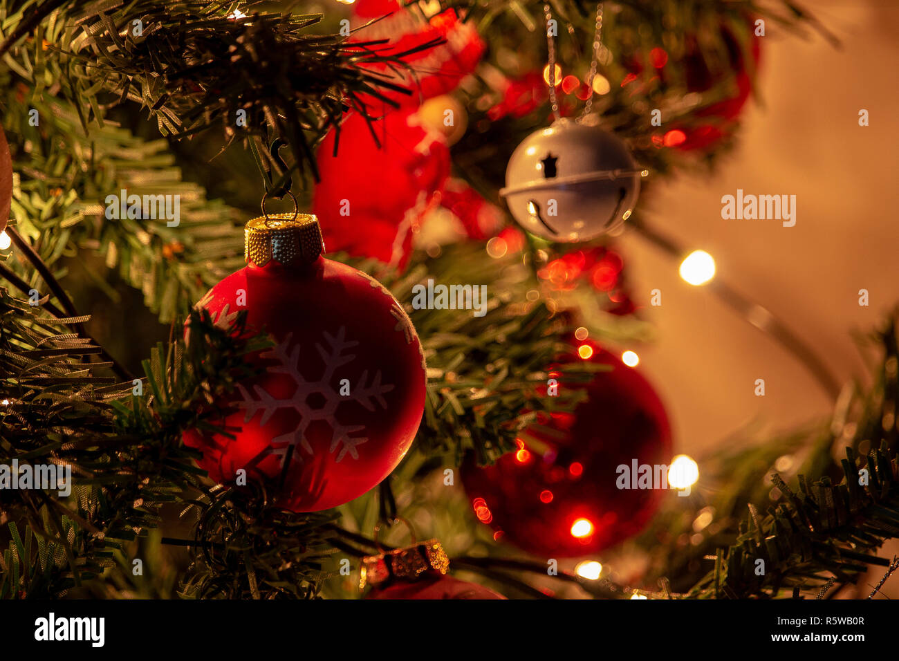 Weihnachtsschmuck, Dekorationen der Weihnachtsbäume, in einer Atmosphäre  der Lichter typisch für Weihnachten Stockfotografie - Alamy