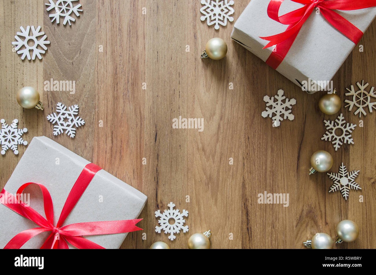 Weihnachten Hintergrund. Weihnachten Dekorationen und Geschenkboxen auf hölzernen Tisch. Stockfoto