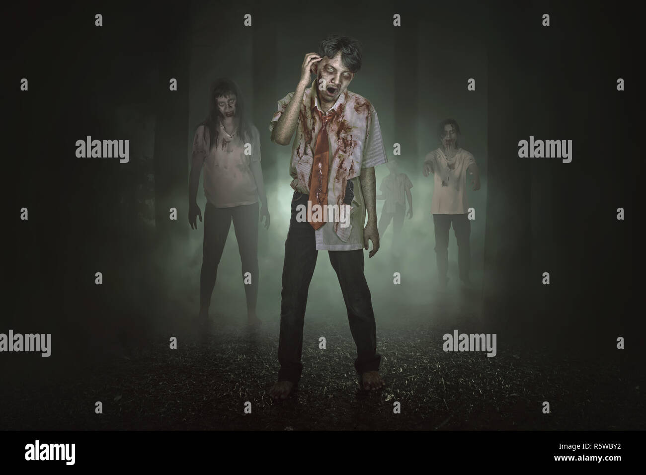 Einige spooky asiatischen Zombies mit Blut um zu Fuß Stockfoto