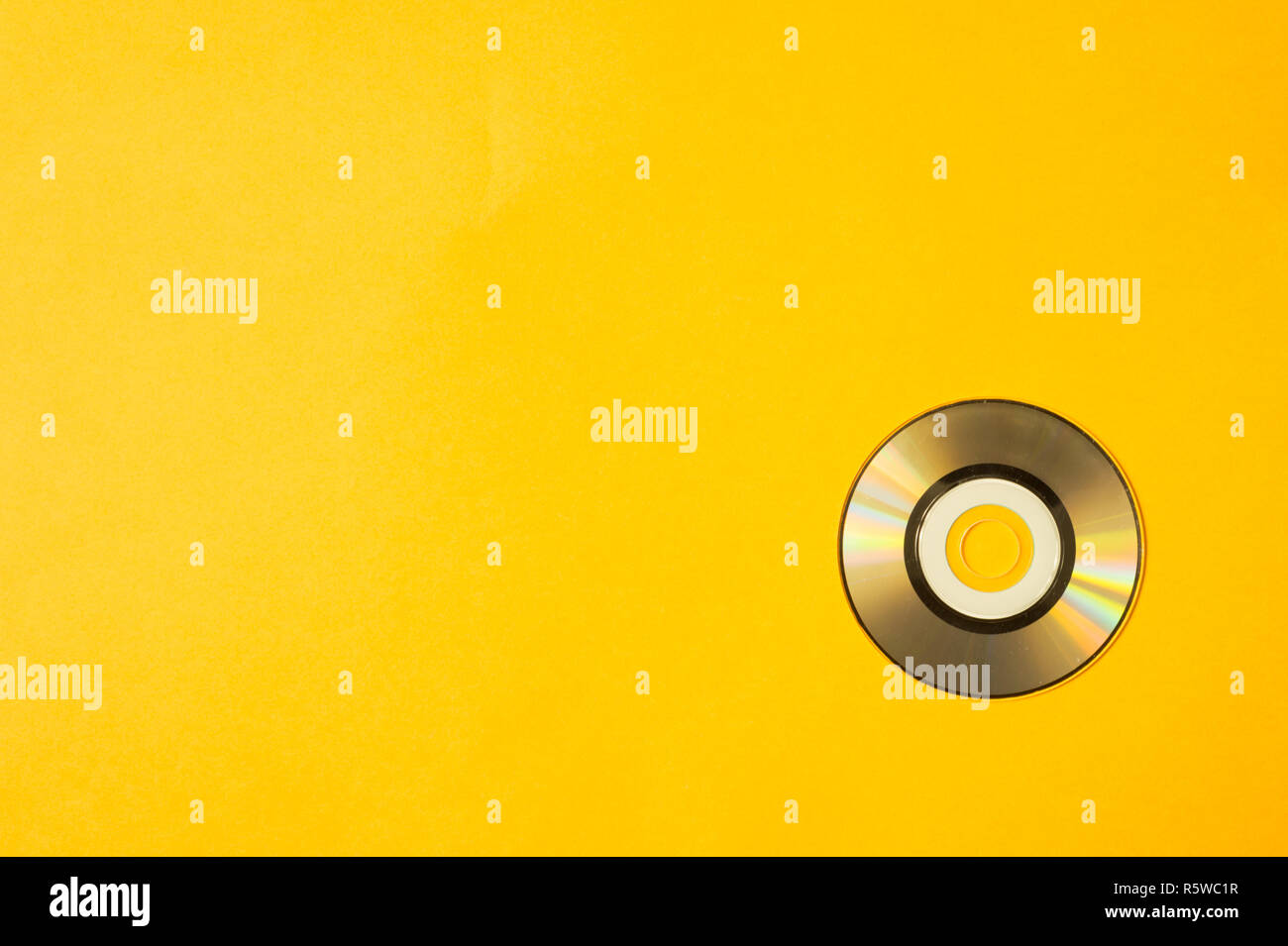 Mini Compact Disc auf gelbem Hintergrund Stockfoto