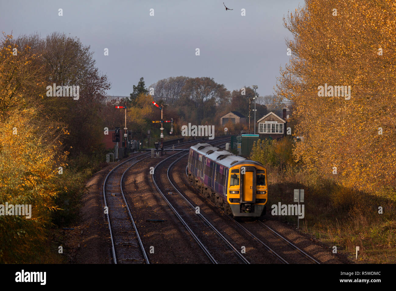 2 Arriva Northern Rail Class 158 Express sprinter Züge, die die mechanische Formsignale und Box bei Melton Lane West Hull Signal. Stockfoto