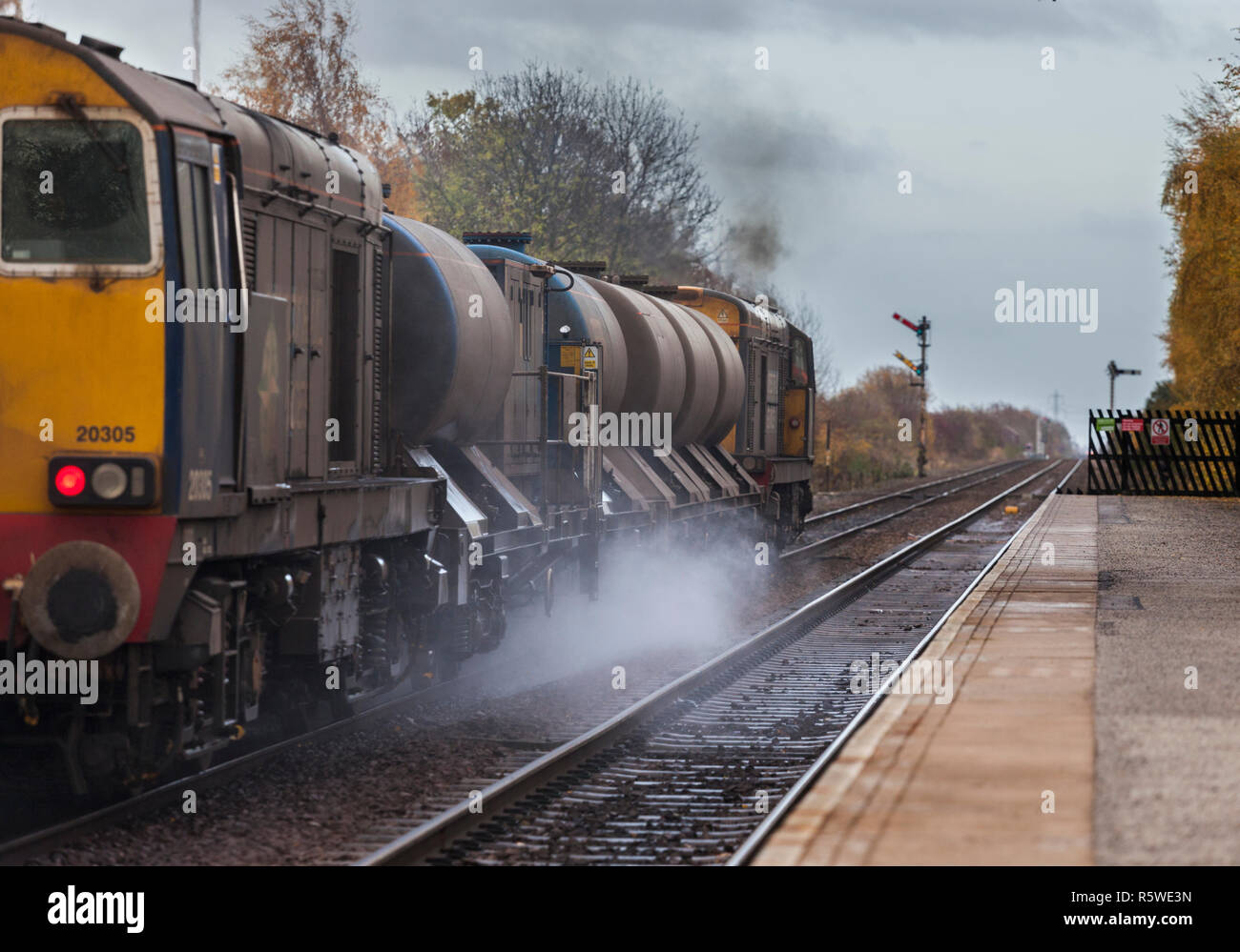 Network Rail die Behandlung des Schienenkopfes Zug Waschmaschine Blätter auf die Leitung vom Anschluss an Gilberdyke geschleppten vintage Direct Rail Services 20 Loks Stockfoto