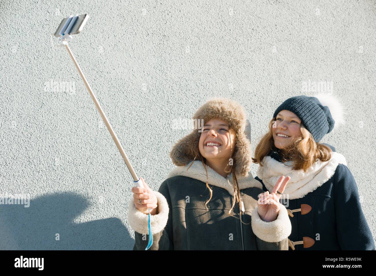 Zwei junge Mädchen im Teenageralter Spaß im Freien, lächelnd Freundinnen glücklich im Winter Kleidung unter selfie, positive Menschen und Freundschaft Konzept Stockfoto