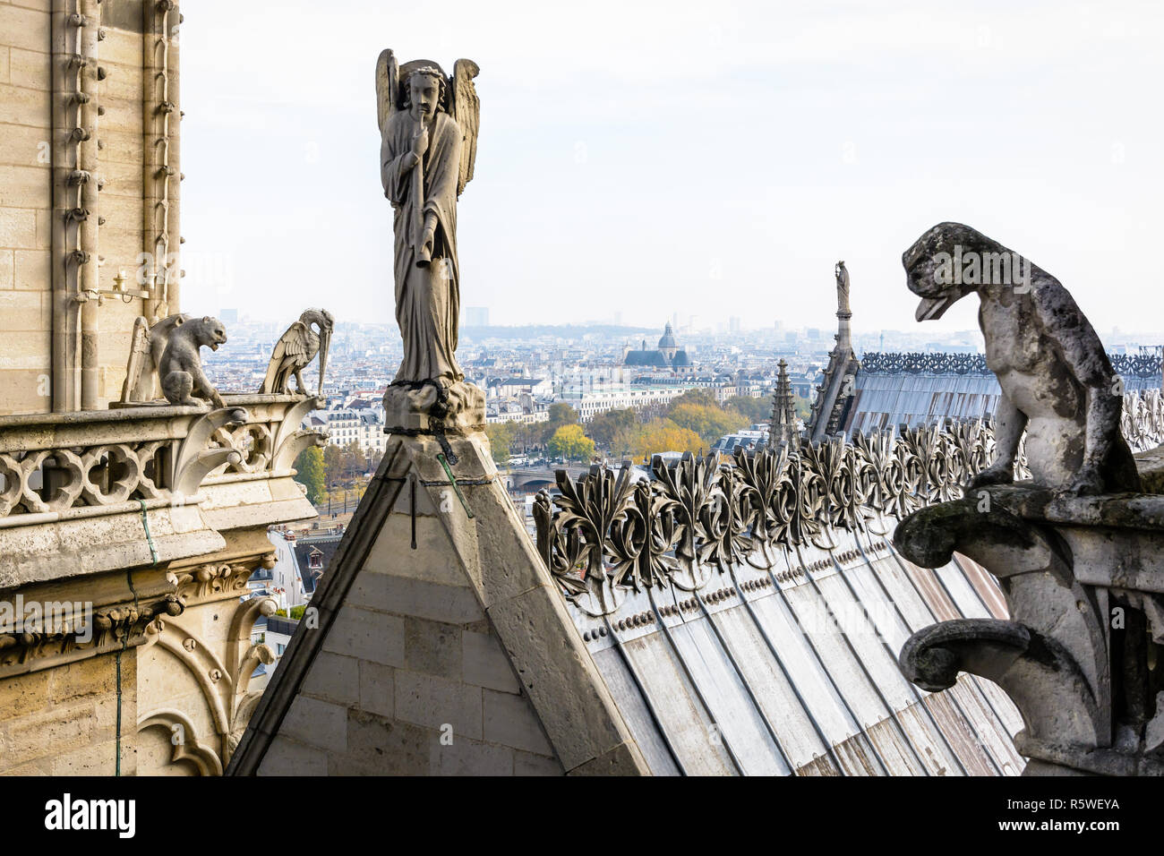Statuen von Chimären mit Blick auf das Dach der Kathedrale Notre-Dame de Paris von den Türmen Galerie mit der Statue von einem Engel mit Posaune einen Stockfoto