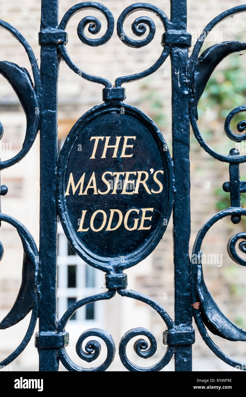 Ein Schild an der Tor am Eingang zur Lodge des Meisters, Jesus College, Cambridge. Stockfoto