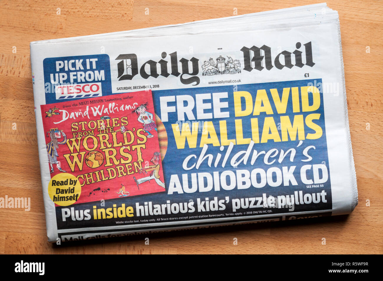 Eine Kopie der Daily Mail bietet ein kostenloses Hörbuch-CD. Stockfoto