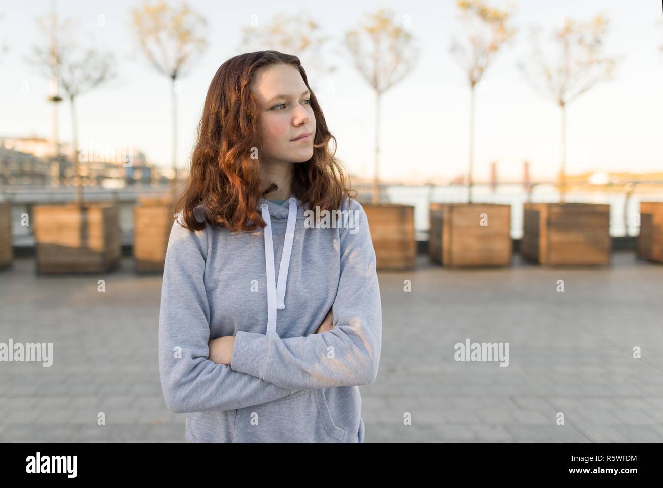Outdoor Portrait von einem schönen lächeln Teenager Girl 14, 15 Jahre alten, goldenen Stunde Stockfoto