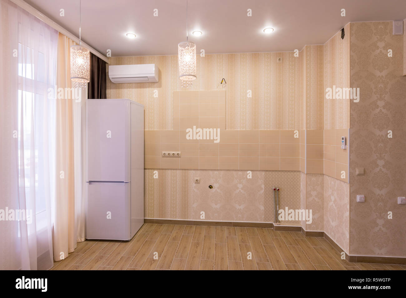 Einrichtung eines leeren Küche ohne Möbel, im Studio Apartment Stockfoto