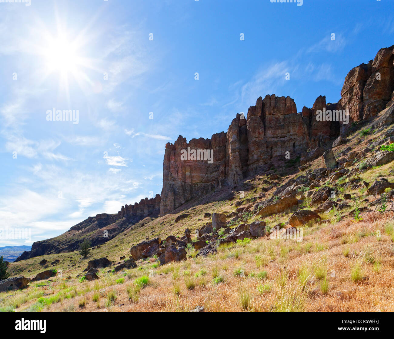 42,888.03222 steilen Felsen und ariden High Desert Hang der Clarno Abschnitt von John Day Fossil Beds National Monument, Fossil, Oregon USA Stockfoto