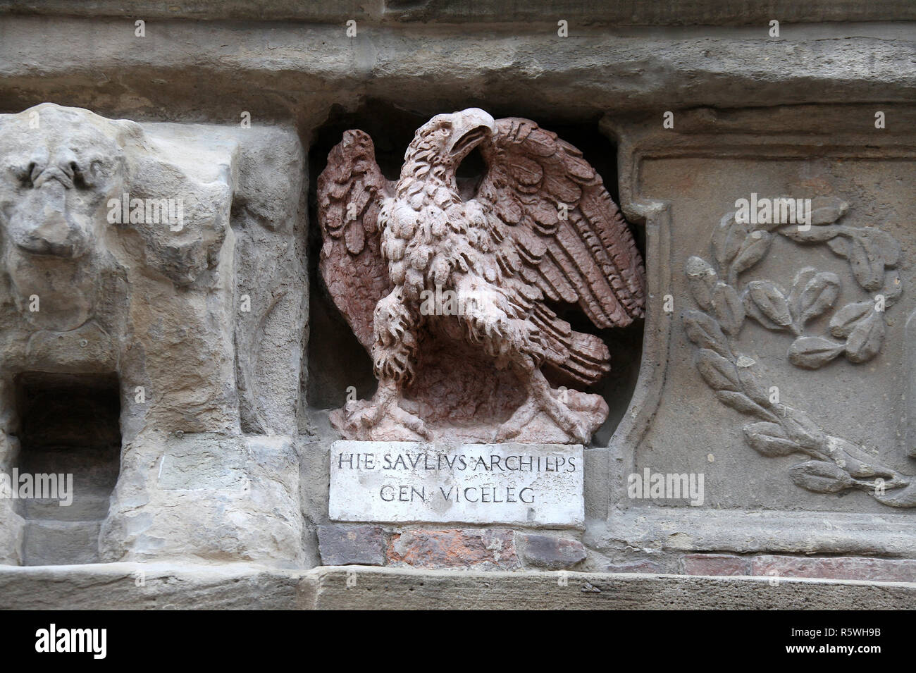 Fassade des Palazzo d Accursio in Bologna mit Eagle Skulpturen von Michelangelo Stockfoto