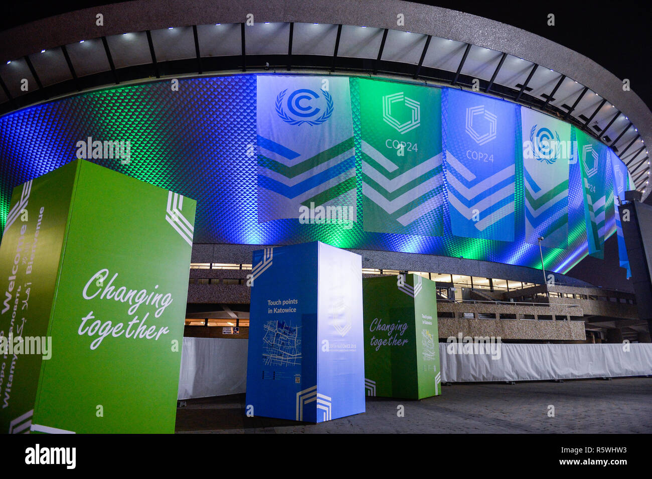UN-COP 24 Flags werden gesehen, hängen an der Spodek Arena Complex während der UN-Klimakonferenz COP 24 2018. Die 2018 Klimakonferenz der Vereinten Nationen wird zwischen 3. bis 14. in Katowice, Polen statt. Stockfoto