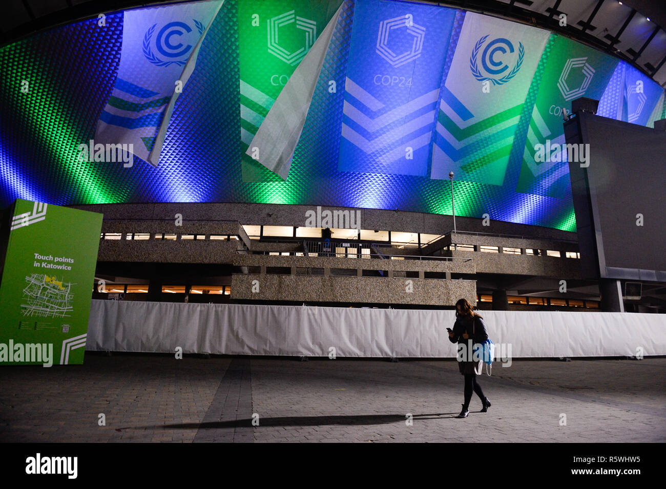 Eine Frau gesehen zu Fuß neben der Spodek Arena Complex während der UN-Klimakonferenz COP 24 2018. Die 2018 Klimakonferenz der Vereinten Nationen wird zwischen 3. bis 14. in Katowice, Polen statt. Stockfoto