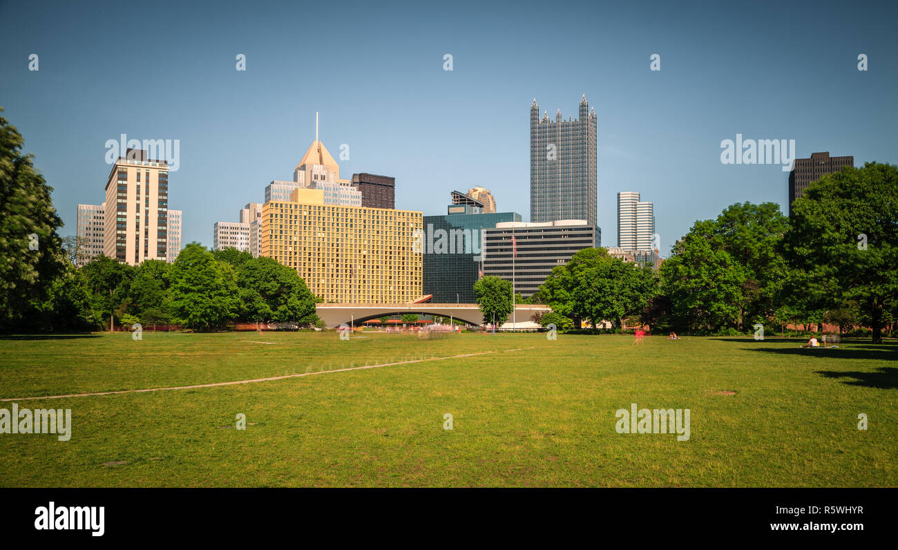 Blick auf die Skyline von Downtown Pittsburgh Point State Park Stockfoto
