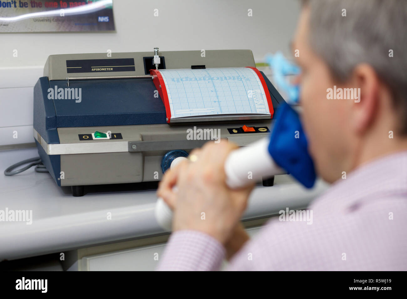 Patienten mit einem spirometer Stockfoto
