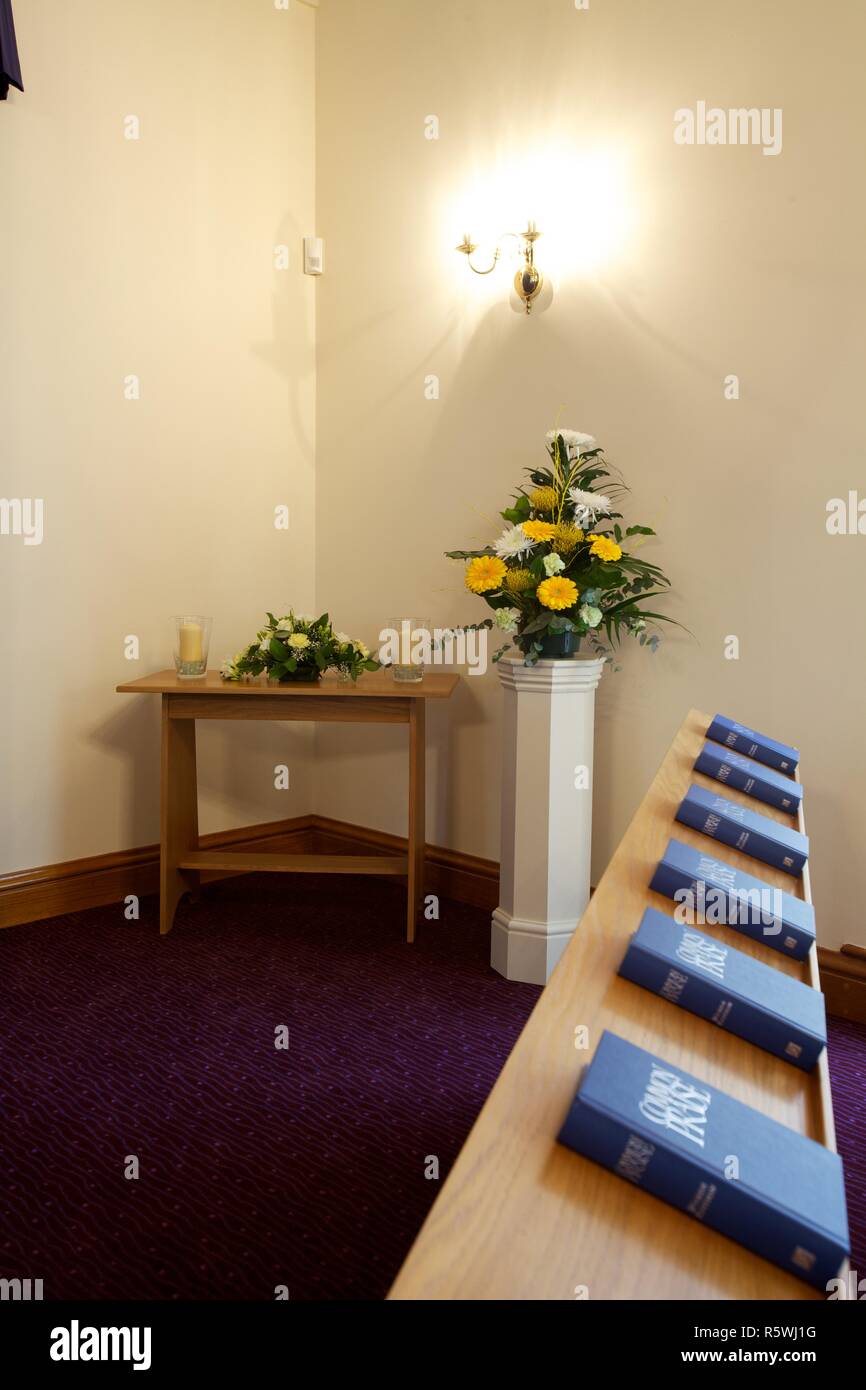 Krematorium Kapelle mit kirchenbänken und Bibeln Stockfoto