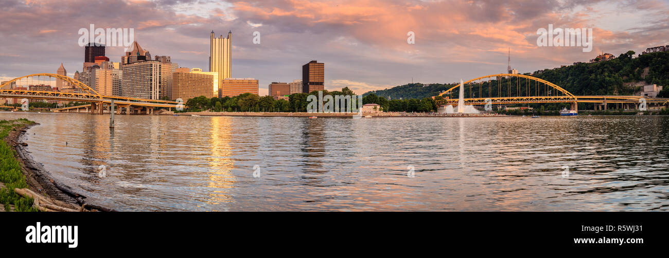 Panoramablick auf die Skyline von Pittsburgh und Point State Park aus dem Ohio River Stockfoto
