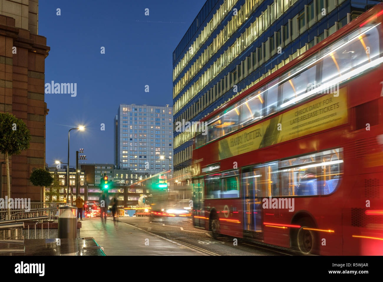 London, Whitechapel, Verkehr auf St. Botolph Street bei Nacht Stockfoto