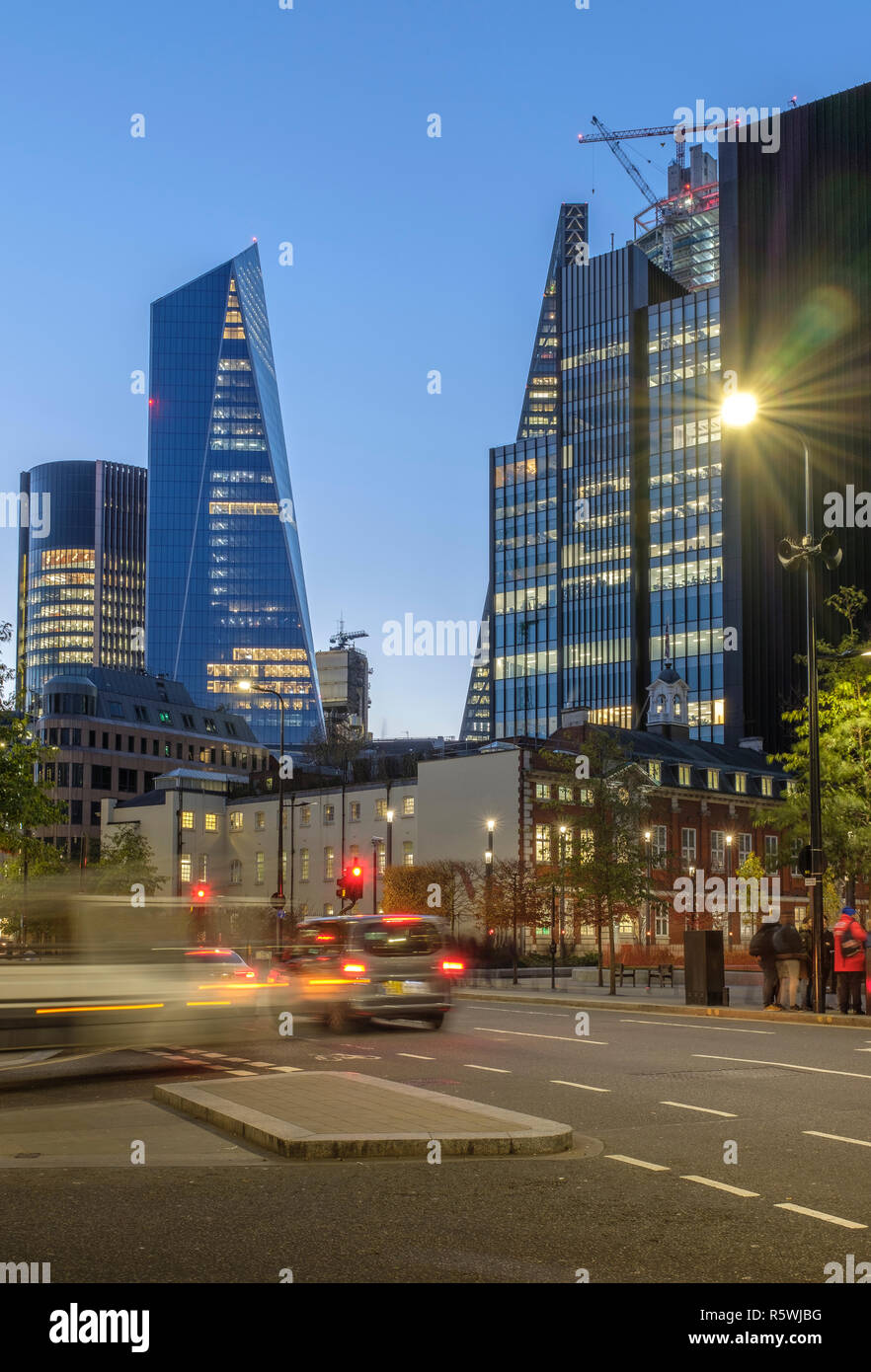 England, London, Blick von der Ecke der Minories und Aldgate Hauptstraße des modernen Bürogebäuden Stockfoto