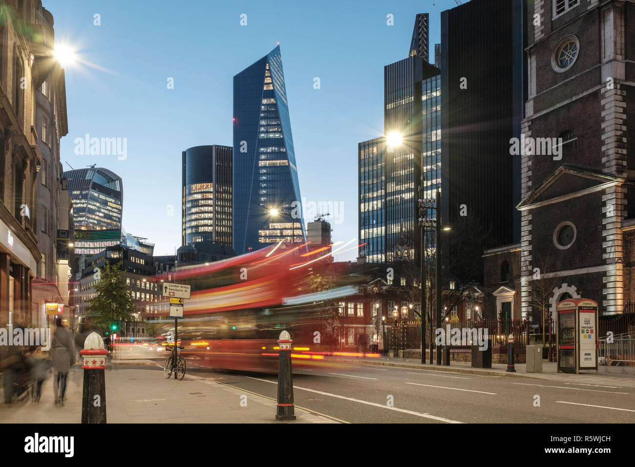 England, London, Aldgate hohe Straße bei Nacht mit Blick auf den Finanzplatz London Stockfoto