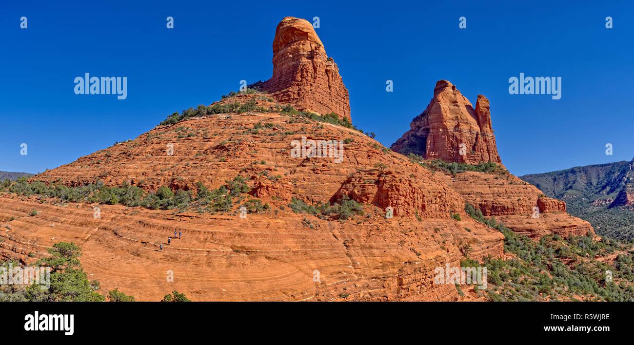 Vier Menschen wandern, Zentrum Spire und östlichen Fäustling Ridge, Sedona, Arizona, United States Stockfoto