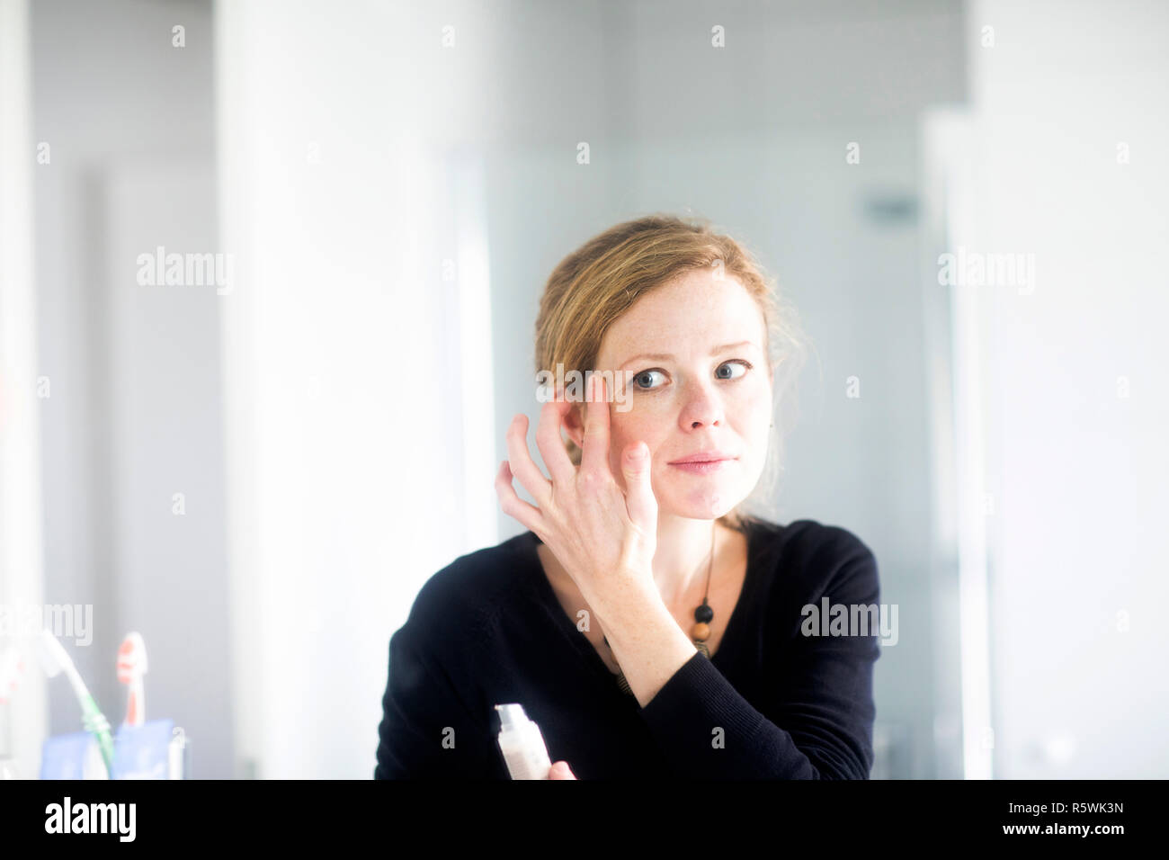 Frau in Bad Anwendung Make-up Stockfoto