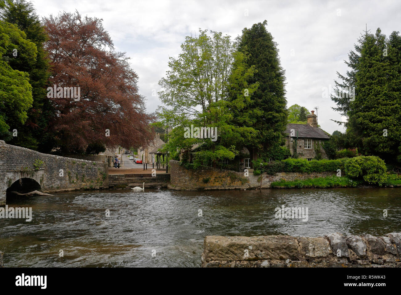 Riverside Cottage in Ashford im Wasser in der Peak District Nationalpark Derbyshire England UK Stockfoto