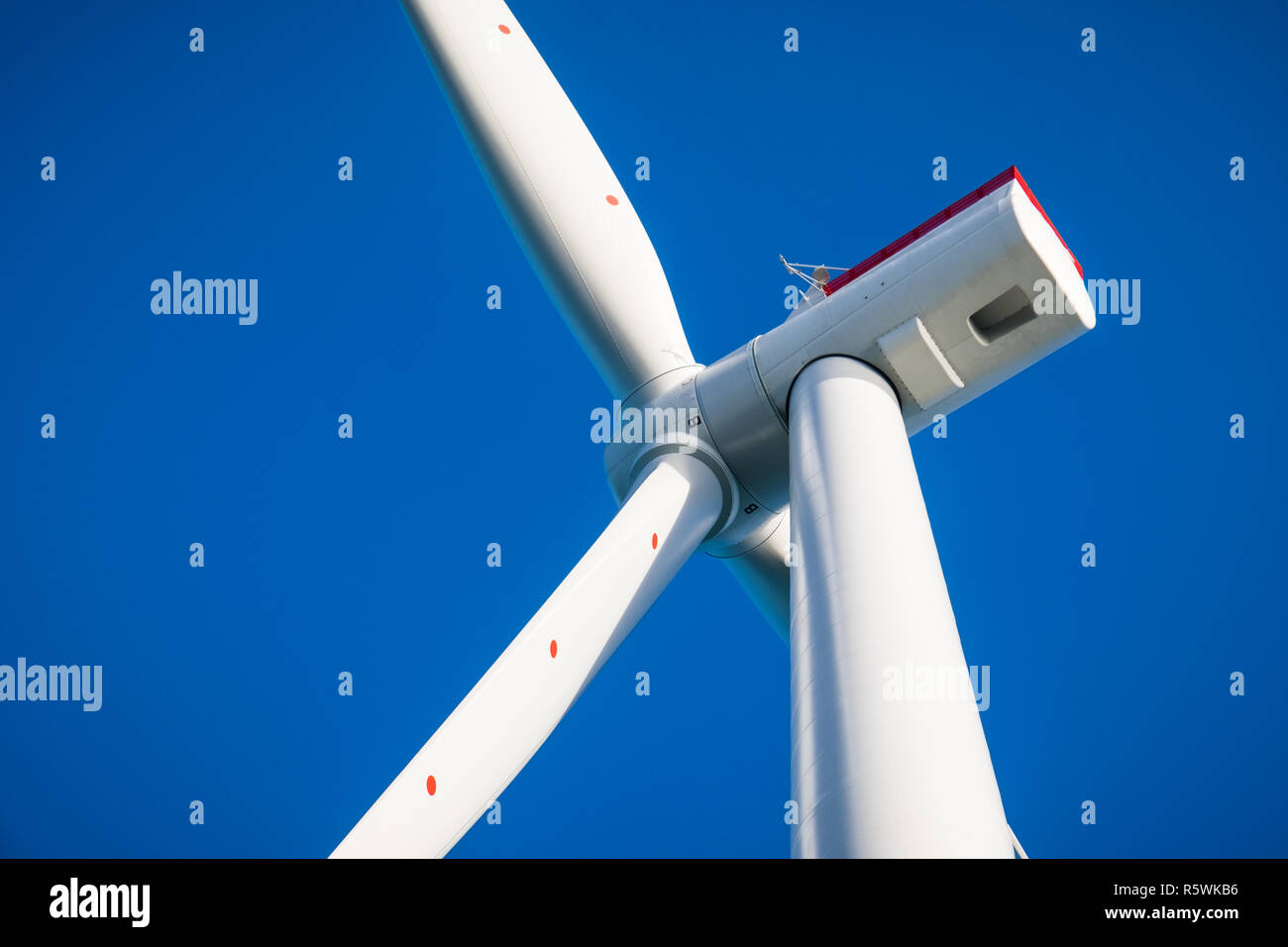 Eine der 47 Siemens Gamesa 7-MW-Turbinen auf dem 659-MW-Offshore-Windparks Walney Erweiterung in der Irischen See, Großbritannien Stockfoto