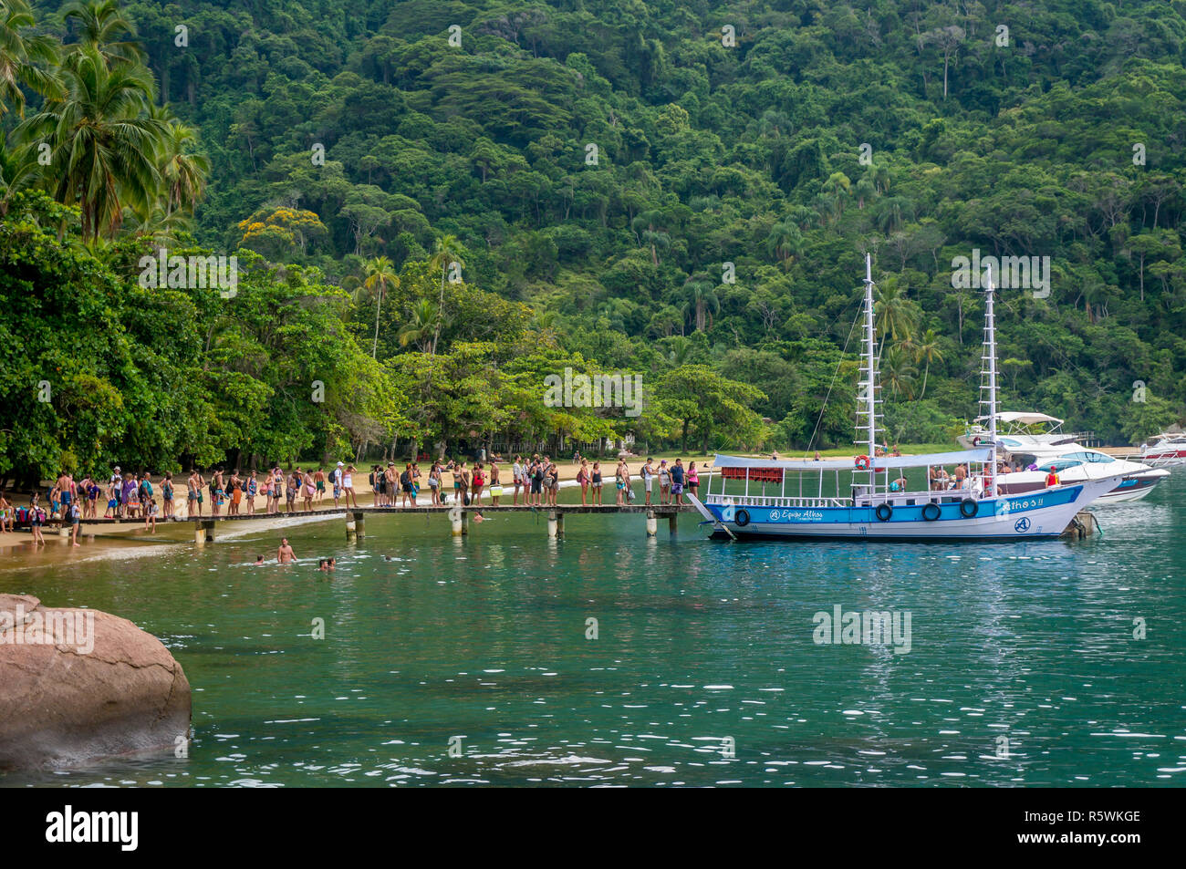 Touristen warten ein Boot in Ilha Grande, Brasilien board Stockfoto