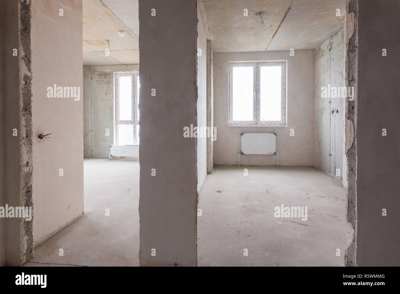 Die Anordnung der Zimmer und Zimmer in einem neuen Gebäude, ein Blick auf zwei Zimmer und eine Trennwand zwischen ihnen Stockfoto